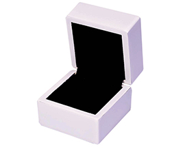 Белая глянцева коробочка под кольцо